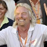 Kalah Taruhan, Branson Jadi Pramugari Air Asia