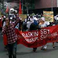 Massa Raskin Bubar Setelah Orasi 100 Meter dari Grahadi