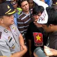 Unjuk Rasa Sambut SBY Dihadang Puluhan Petugas Brimob