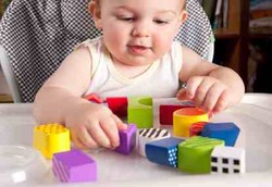 Mainan Aneka Bentuk Bantu Perkembangan Bicara Anak
