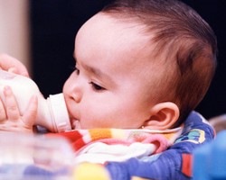 Cara Memilih Botol Susu Yang Tepat Untuk Bayi 