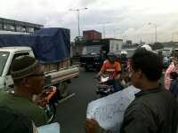 Ahli Waris Tanah Demo di Fly Over Pramuka, Macet 4 Km