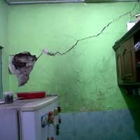 Rumah Rusak Akibat Talut Kali Ambrol, Warga Petojo Tuntut Ganti Rugi