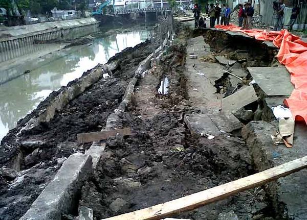 Talut dan Badan Jalan Petojo VIY I Ambrol