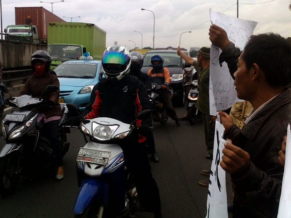 Demo di Fly Over Pramuka, Macet 4 Km