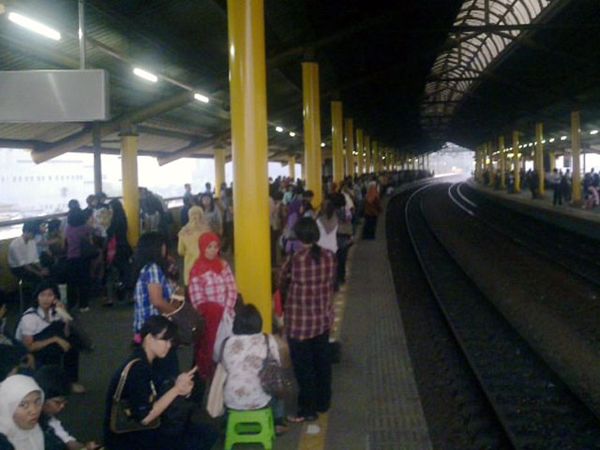 Setia Menunggu Kereta