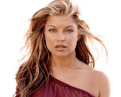 Fergie Desain Sepatu Pink Untuk Amal