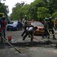 Aksi Blokir Jalan Airlangga Usai, Sisa-sisa Demo Dibersihkan