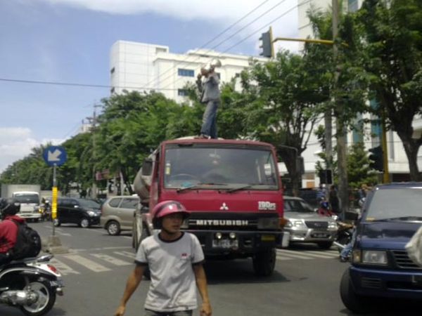 Sandera Truk Tangki di Aksi Tolak SBY
