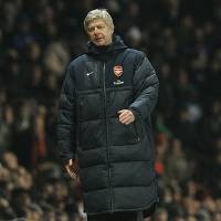 Wenger Kritik Lapangan, Puji Bek MU