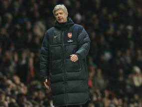 Wenger Kritik Lapangan, Puji Bek MU