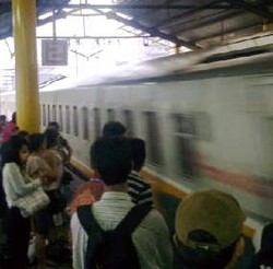 KRL Berhenti Lama Akibat Gangguan Sinyal di Manggarai