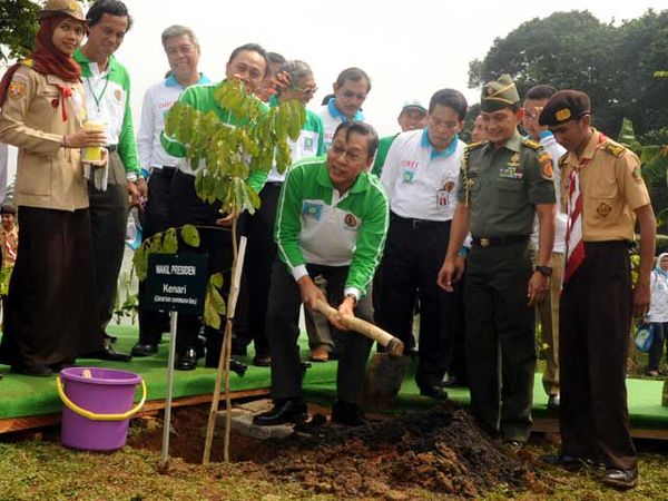 Boediono Tanam Pohon