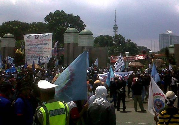 Ribuan Buruh Demo di DPR