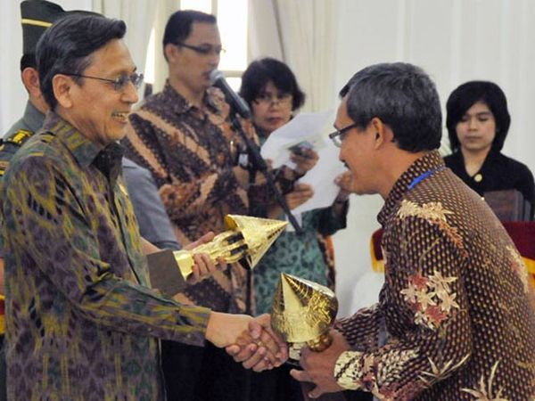 Wapres Beri Penghargaan Citra Pelayanan Prima