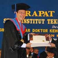 Pendiri MarkPlus Dianugrahi Doktor Honoris Causa