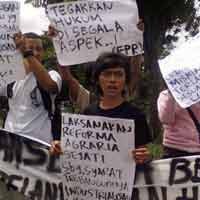 Pemerintahan SBY-Boediono Dituding Rampas Hak Dasar Rakyat