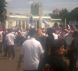 Abdi Dalem Keraton Yogya Curi Perhatian di Demo Karyawan Telkom