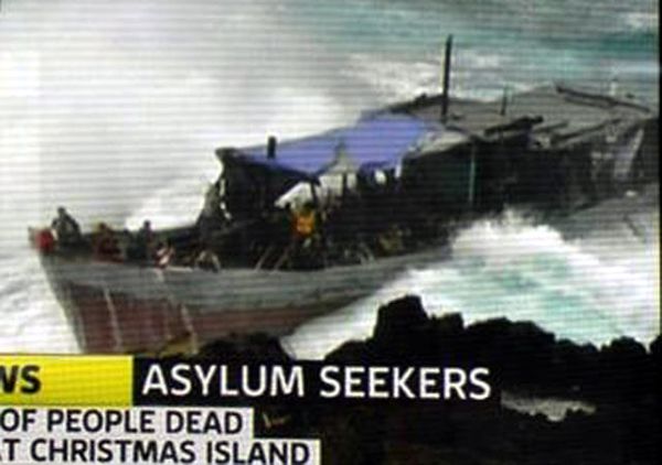 Kapal Pencari Suaka Tabrak Karang