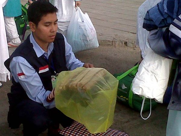 Jamaah Haji Disweeping di Bandara Madinah