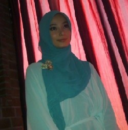 Ketika Asmirandah Mencoba Pakai Jilbab