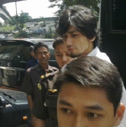 Acungan Jempol Membuka Sidang Perdana Revaldo