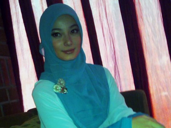 Asmirandah Berjilbab Biru