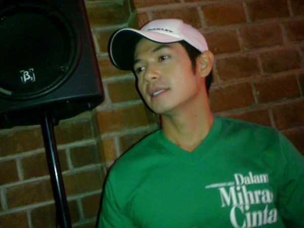 Dude Herlino Dalam Mihrab Cinta