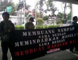 Massa Kontra Pabrik Sampah Berikan 12 Amplop ke Dewan