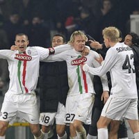 Kesempatan Nyonya Tua Merapat ke Puncak