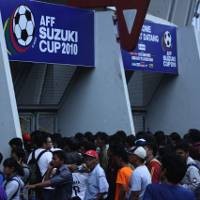 Tidak Bisa Masuk Stadion, Ada Layar Besar