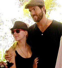 Beda Usia Jadi Jarak Bagi Pernikahan Scarlett Johansson