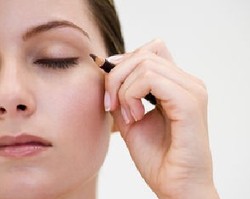 3 Efek Mata yang Didapat dari Penggunaan Eyeliner