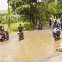 Ada Empang di Jalan Raya Setu Bekasi 