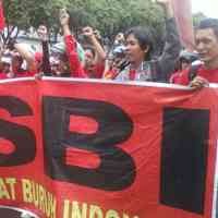 Ratusan Buruh Desak Gubernur Tetapkan UMK Baru Surabaya