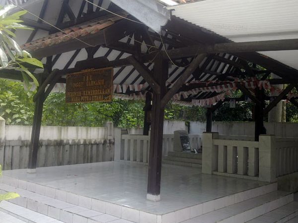 Cungkup Makam Inggit Garnasih Terancam Roboh