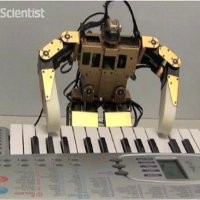 Robot Elton John Beraksi Mainkan Piano