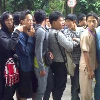 VIP Barat dan Timur Habis, Seorang Pengantre Pingsan