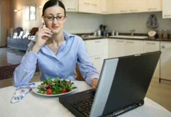 Hindari Makan di Depan TV dan Komputer Biar Tak Gemuk