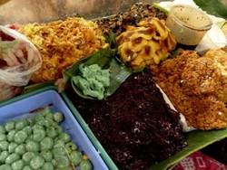 Jajanan Makan Siang di Pasar Gede Harjonagoro