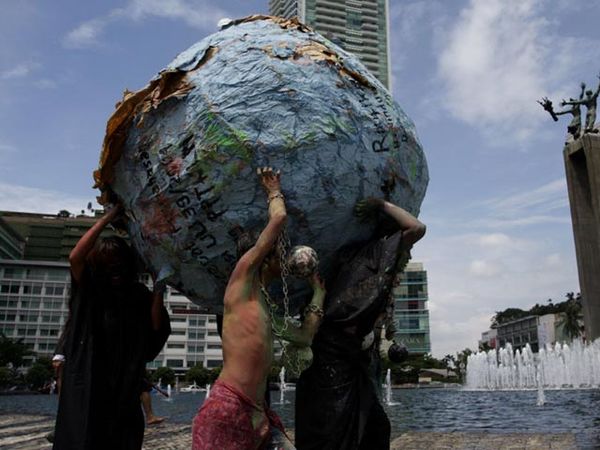 Buruh Migran Panggul Bola Dunia Raksasa