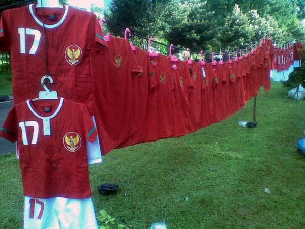Menjajakan Kaos Timnas