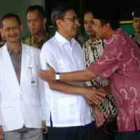 Jelang Reuni di Blitar, Wapres Jenguk Rekan Istrinya yang Sakit di Malang