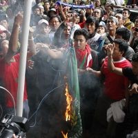 Plang Dirusak, Bendera PSSI Dibakar
