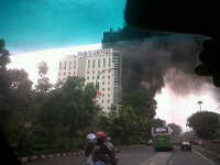 Asap Hitam Mengepul di Park Hotel Cawang, 11 Mobil Pemadam Diterjunkan