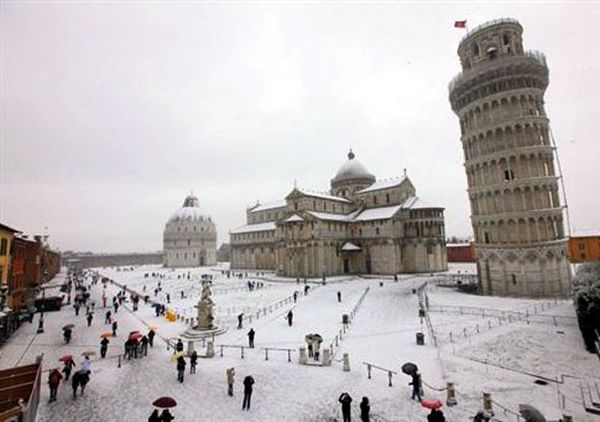 Menara Pisa Diselimuti Salju
