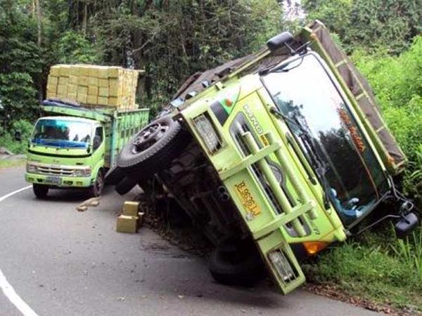 Truk Muatan Obat Nyamuk Terguling