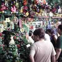 Pohon Natal Setinggi 5,1 Meter Jadi Daya Tarik Pengunjung Pasar Atom