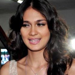 Nonton Video Porno, Luna Maya Geleng-geleng Kepala