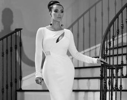 Kim Kardashian Pose dengan Gaun Emilio Pucci di Kartu Natal